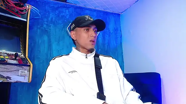 Snapshot of Liam_lee chatting on February 4, 2025, 12:55 pm Liam lee online show from February 4, 2025, 12:55 pm