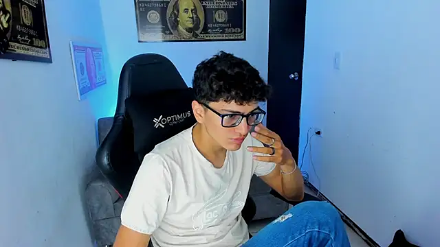 Snapshot of TylerWhite_ chatting on March 1, 2025, 2:48 am TylerWhite online show from March 1, 2025, 2:48 am