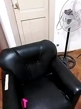 littlebrunett online show from January 22, 2025, 12:38 pm