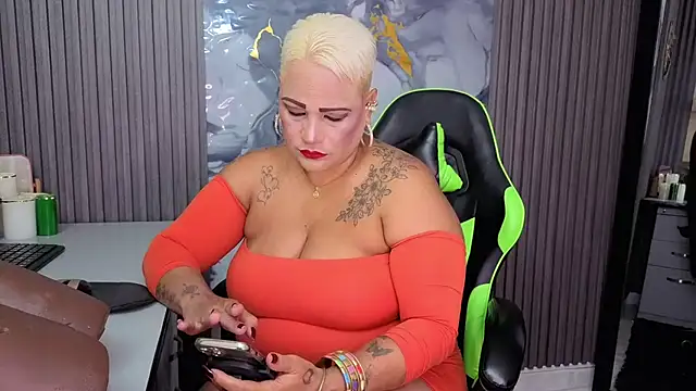 Snapshot of GianellaCox_ chatting on April 18, 2026, 1:35 pm GianellaCox online show from April 18, 2026, 1:35 pm