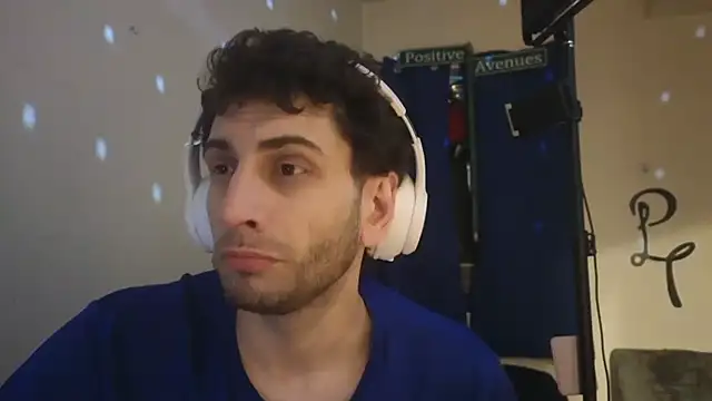 Snapshot of pantslesstraveler_plt chatting on February 25, 2025, 12:49 pm pantslesstraveler plt online show from February 25, 2025, 12:49 pm