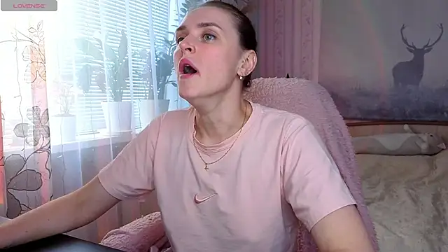Snapshot of Bella__Swoon chatting on June 1, 2026, 1:44 pm Bella Swoon online show from June 1, 2026, 1:44 pm