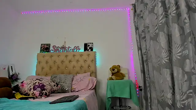 shantallhotxx online show from October 7, 2025, 3:46 pm