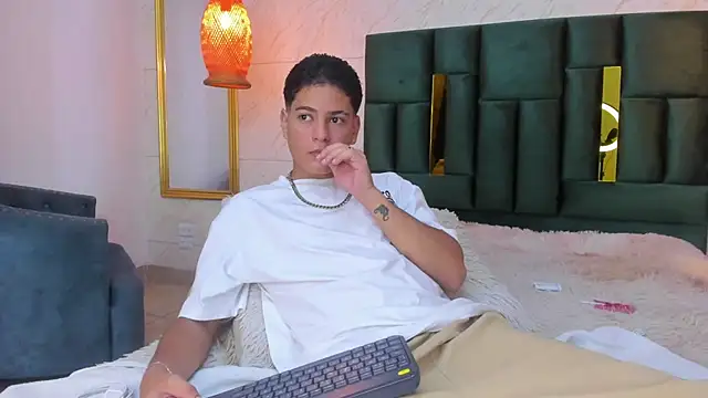 Snapshot of Levy_Steve chatting on October 19, 2025, 4:37 am Levy Steve online show from October 19, 2025, 4:37 am