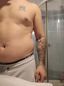 Snapshot of LucianM6 chatting on November 18, 2025, 2:42 pm LucianM6 online show from November 18, 2025, 2:42 pm