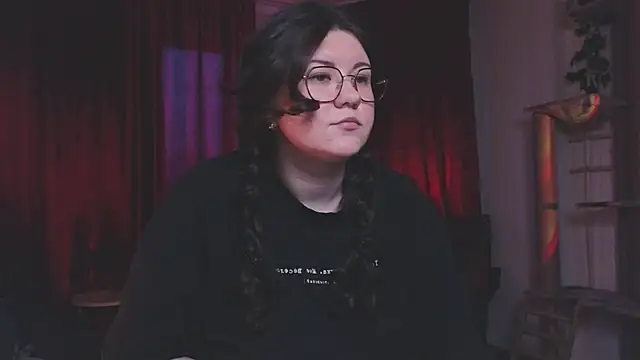 Laura Karamazov online show from March 8, 2025, 3:35 pm