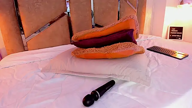 Martinaa Jones  online show from March 17, 2025, 10:51 pm