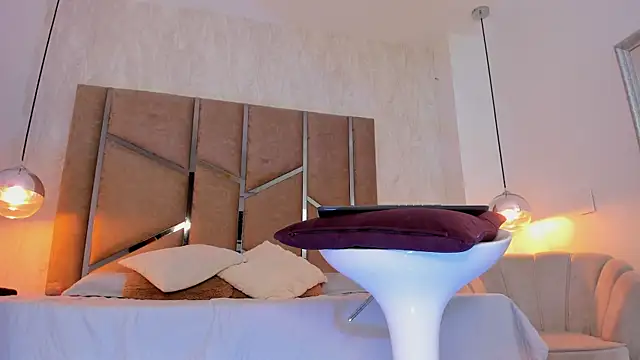 Martinaa Jones  online show from October 6, 2025, 7:47 pm