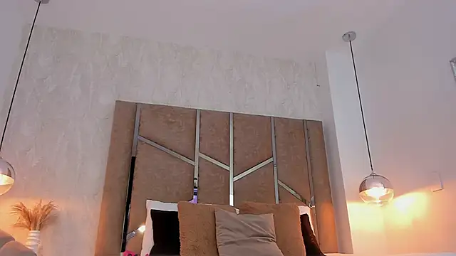 Martinaa Jones  online show from February 28, 2026, 1:00 pm