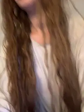 EmiliaCatalina online show from April 7, 2026, 10:00 pm