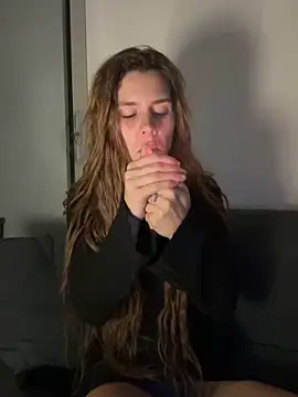 EmiliaCatalina online show from April 15, 2026, 1:00 am