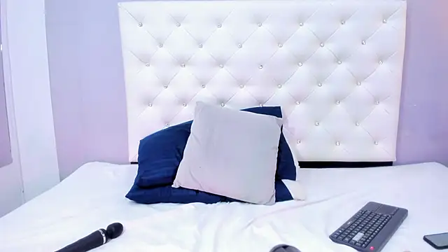 NICOLSKINNY1 online show from October 24, 2025, 9:25 pm