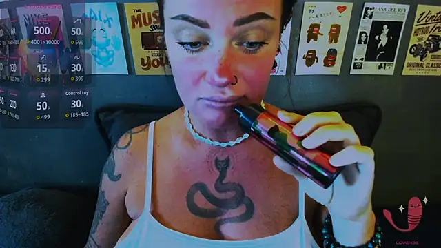 Snapshot of EllieOz chatting on April 22, 2026, 1:51 pm EllieOz online show from April 22, 2026, 1:51 pm
