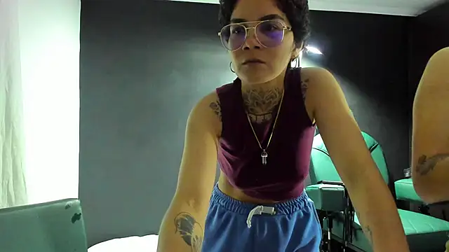 anaroman01 online show from November 7, 2025, 1:32 am