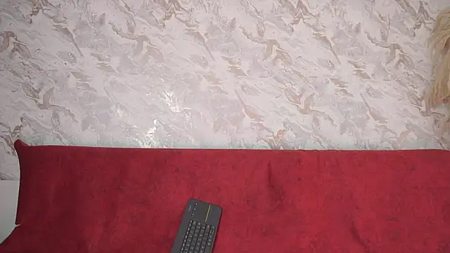 roselinedior online show from November 22, 2025, 4:06 pm