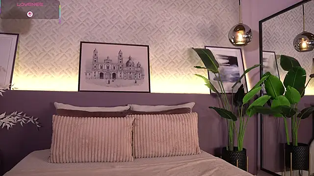 ElleDiane online show from April 1, 2026, 10:39 pm