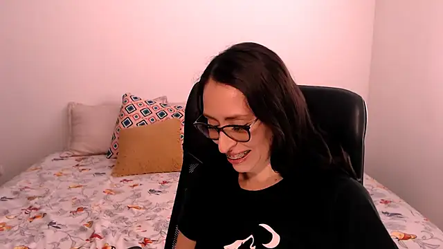 Snapshot of AliceRossi chatting on September 9, 2025, 3:43 pm AliceRossi online show from September 9, 2025, 3:43 pm