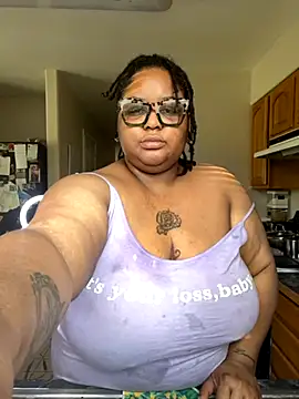Snapshot of kweenxkarma chatting on October 21, 2025, 9:36 pm kweenxkarma online show from October 21, 2025, 9:36 pm