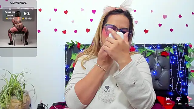 Snapshot of hazel_34 chatting on November 12, 2025, 8:29 am hazel 34 online show from November 12, 2025, 8:29 am