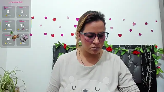 Snapshot of hazel_34 chatting on November 21, 2025, 8:35 am hazel 34 online show from November 21, 2025, 8:35 am