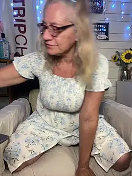 Snapshot of TrenaAnne chatting on May 18, 2026, 6:01 pm TrenaAnne online show from May 18, 2026, 6:01 pm