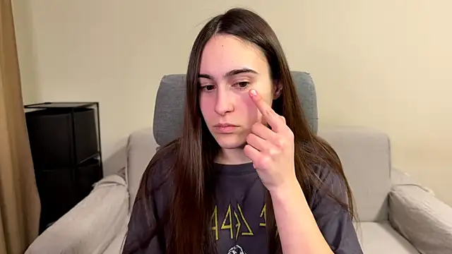 AliceKolltt online show from April 7, 2026, 8:10 pm