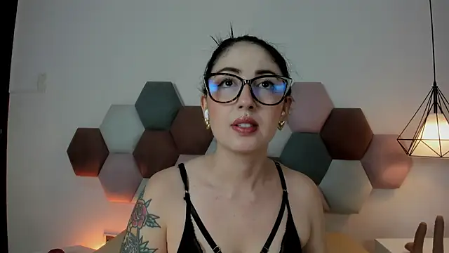 Emilywatsonn online show from April 1, 2026, 12:24 am