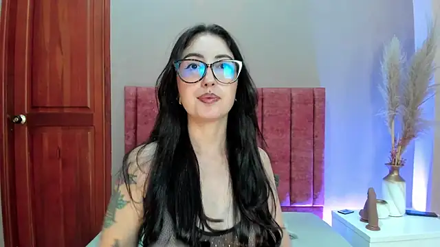 Snapshot of Emilywatsonn chatting on April 29, 2026, 12:26 am Emilywatsonn online show from April 29, 2026, 12:26 am