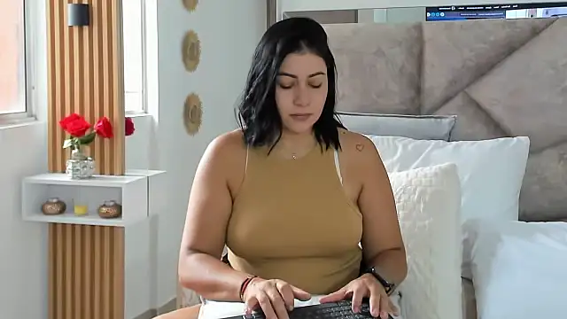 EmilyPeytonn online show from October 12, 2025, 1:23 pm