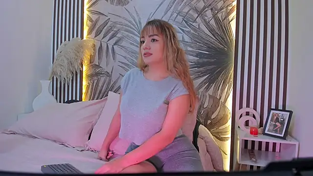 Snapshot of Samaantha-White chatting on February 16, 2026, 11:42 am Samaantha-White online show from February 16, 2026, 11:42 am