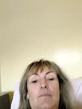 Snapshot of Tinuus chatting on November 14, 2025, 1:04 pm Tinuus online show from November 14, 2025, 1:04 pm