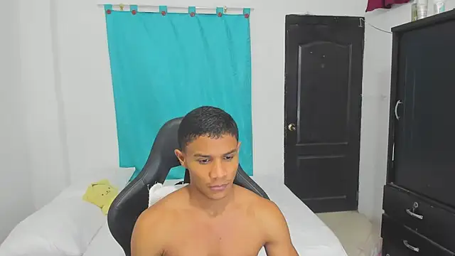 Snapshot of corzoethan chatting on October 3, 2025, 11:28 pm corzoethan online show from October 3, 2025, 11:28 pm