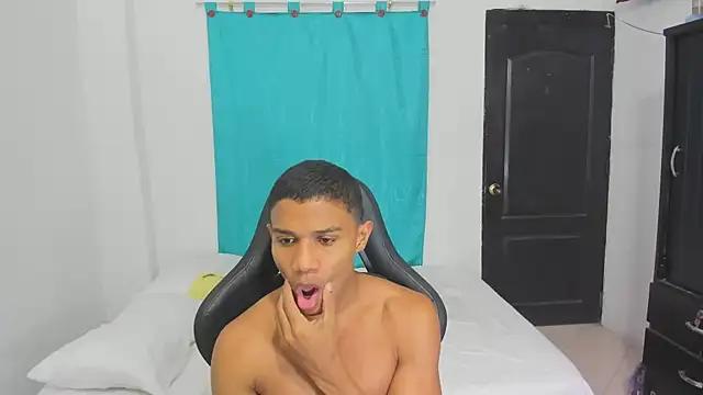Snapshot of corzoethan chatting on September 10, 2025, 11:26 pm corzoethan online show from September 10, 2025, 11:26 pm