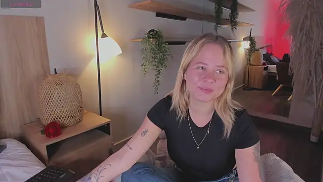 stefanny ruiz  online show from March 13, 2025, 12:56 pm