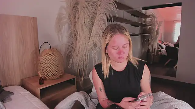 stefanny ruiz  online show from March 10, 2025, 1:00 pm