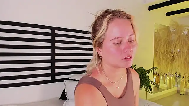 stefanny ruiz  online show from February 2, 2025, 5:37 pm