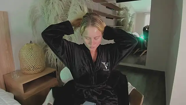 stefanny ruiz  online show from March 8, 2025, 3:45 pm