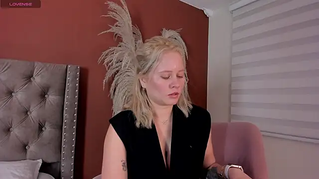 stefanny ruiz  online show from January 13, 2026, 12:20 pm