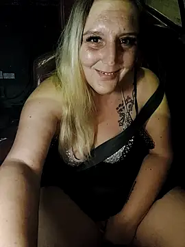 Snapshot of BecciDeluxe chatting on September 24, 2025, 9:43 pm BecciDeluxe online show from September 24, 2025, 9:43 pm