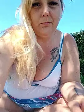 BecciDeluxe online show from April 19, 2026, 11:55 am