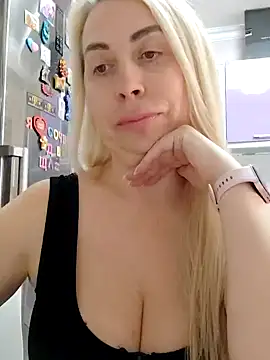 Snapshot of HotJanet chatting on March 17, 2025, 11:53 am HotJanet online show from March 17, 2025, 11:53 am