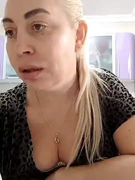 Snapshot of HotJanet chatting on February 3, 2025, 1:40 pm HotJanet online show from February 3, 2025, 1:40 pm