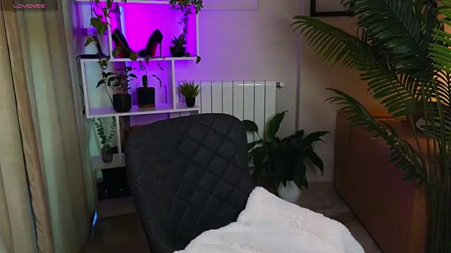 Snapshot of Lina-hill chatting on November 30, 2025, 9:43 am Lina-hill online show from November 30, 2025, 9:43 am