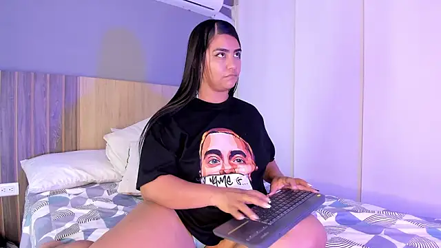 hannnasmith online show from November 22, 2025, 2:21 am