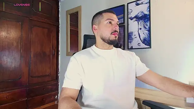 Snapshot of HenryBenso chatting on November 17, 2025, 10:08 am HenryBenso online show from November 17, 2025, 10:08 am