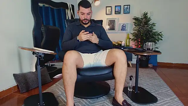 Snapshot of HenryBenso chatting on June 8, 2026, 12:06 pm HenryBenso online show from June 8, 2026, 12:06 pm