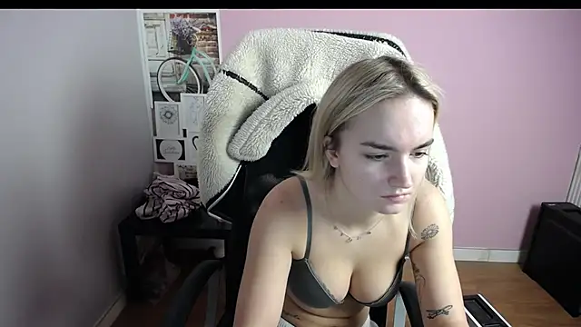 Snapshot of viktoria_lovely chatting on December 4, 2025, 9:41 am viktoria lovely online show from December 4, 2025, 9:41 am