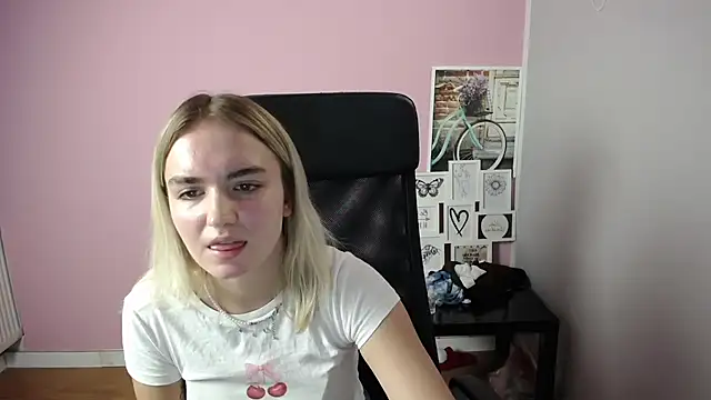 Snapshot of viktoria_lovely chatting on September 22, 2025, 7:47 am viktoria lovely online show from September 22, 2025, 7:47 am