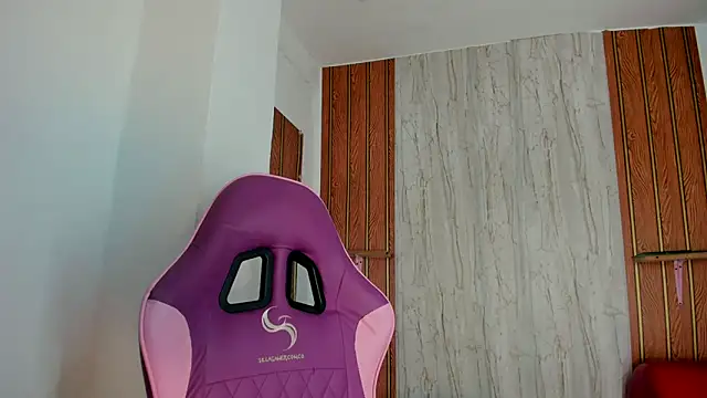 Snapshot of Alika01 chatting on October 3, 2025, 1:34 pm Alika01 online show from October 3, 2025, 1:34 pm