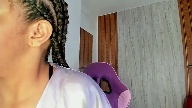 Snapshot of Alika01 chatting on October 4, 2025, 1:45 pm Alika01 online show from October 4, 2025, 1:45 pm